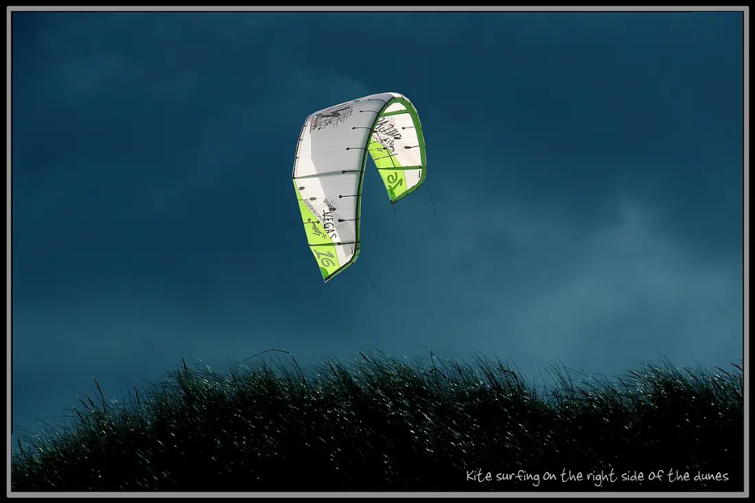 Kitesurfere over klitterne ved Vesterhavet